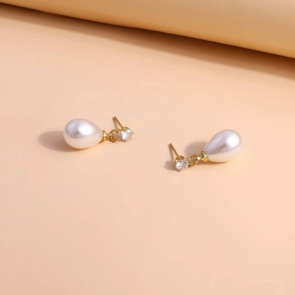 PEARL Drop  Earrings - Picture 2 of 2